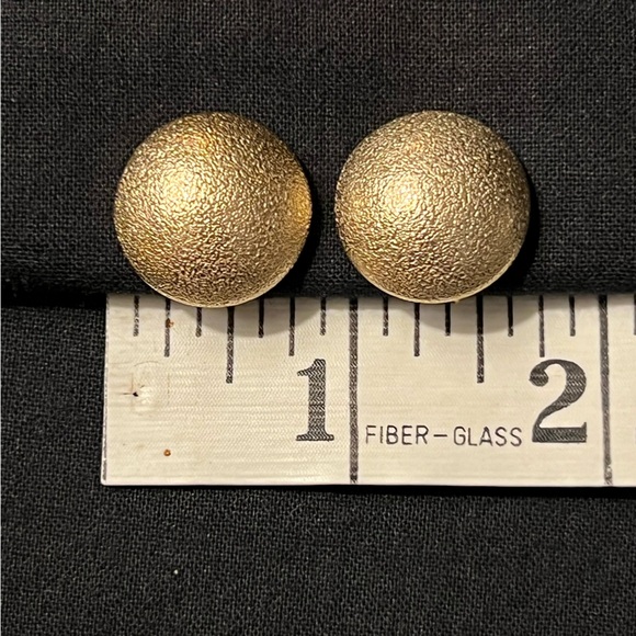 Vintage Emmons Dome Earrings - Picture 4 of 10